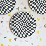 Retro-Schwarz-weiße Karo verschleiert Pappteller<br><div class="desc">Perfektes verschleiertes Design mit Schachbrettmuster. Moderne zerklüftete Schachbretter. Dieses schöne Retro psychedelische Design bringt Sie ins Wunderland. Verwarfte Karos in Pastellfarben. wirbelnd und wirbelnd,  Drehung-Karo,  karierte Muster</div>
