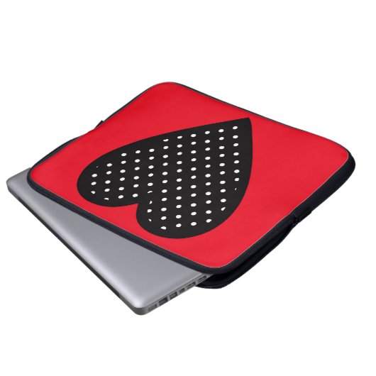 Retro schwarzes Tupfen-Herz auf rotem Hintergrund Laptopschutzhülle (Vorne Knopf)