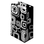 Retro Schwarzweiss-Quadrate Kleine Geschenktüte (Rückseite Schrägansicht)