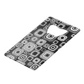 Retro Schwarzweiss-Quadrate Kreditkartenflaschenöffner (Vorderseite Schrägansicht)