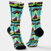 Retro Sci Fi Cartoon Lawnmäwer und Rocket Ship Socken (Gewinkelt)