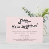 Retro Script Blush Pink Surprise Retirement Party Einladung (Stehend Vorderseite)