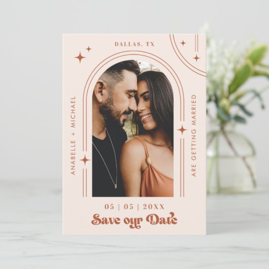 Retro Script Boho Arch Foto Terracotta Wedding Save The Date (Stehend Vorderseite)