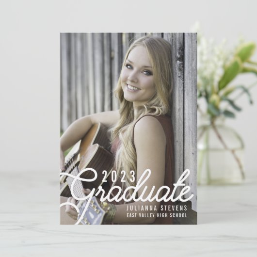 Retro Script Foto Graduation Party Einladung (Stehend Vorderseite)