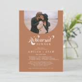 Retro-Script-Foto Terracotta Probe Dinner Einladung (Stehend Vorderseite)