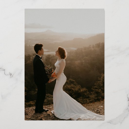 Retro Script Goth Dark Wedding Aesthetic Real Folieneinladung (Rückseite)