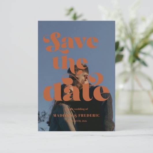 Retro-Script-Hochzeits-QR-Code Save The Date (Stehend Vorderseite)