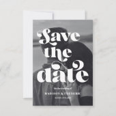 Retro-Script-Hochzeits-QR-Code Schwarz und Weiß Save The Date (Vorderseite)