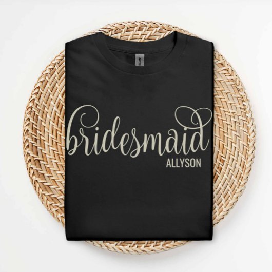 Retro Script Natural auf Black Bridesmaid T-Shirt