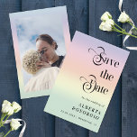 Retro Script Rainbow LGBTQ Foto Gay Pride Hochzeit Save The Date<br><div class="desc">Überraschen Sie Ihre Freunde und Familie mit diesen coolen,  Retro-Save the Date Einladungen,  die Retro-Script-Kalligraphie,  Regenbogenhintergrund,  benutzerdefiniertes Foto & Text Ihrer Wahl enthalten. Fügen Sie einfach Ihre eigenen Informationen hinzu,  indem Sie auf "Personalisieren" klicken.</div>