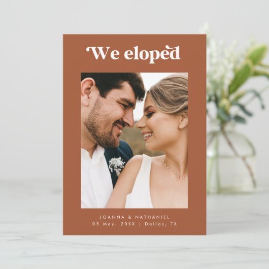 Retro Script Terracotta Elopement Ankündigung (Stehend Vorderseite)