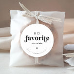 Retro-Script-Typografie Seine liebste Gastgeschenk Runder Aufkleber<br><div class="desc">Mit diesen niedlichen Aufklebern mit Retro-Typografie und individuellem Text stellen Sie Ihren Gästen Ihre Lieblingstext-Leckereien vor. Fügen Sie einfach Ihre eigenen Daten hinzu,  indem Sie auf die Option "Personalisieren" klicken.</div>
