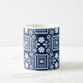 Retro-Sechzigerjahre weiß-blaues Blumenmuster Kaffeetasse (Mittel)