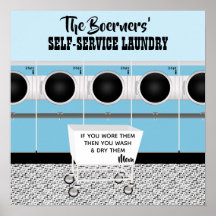 Retro-Selbstbedienungswäscherei, die sie die Arbei