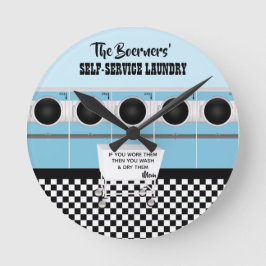 Retro-Selbstbedienungswäscherei, die sie die Arbei Runde Wanduhr