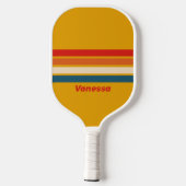 Retro-Senf-Querstreifendesign mit Namen Pickleball Schläger (Rückseite)