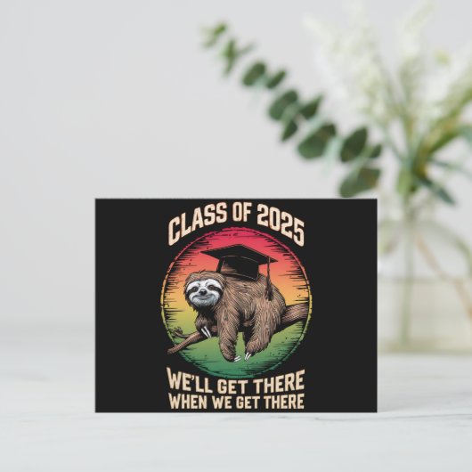 Retro Senior Class of 2025 Sloth Cap Abschluss Postkarte (Stehend Vorderseite)