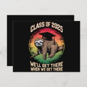 Retro Senior Class of 2025 Sloth Cap Abschluss Postkarte (Vorne/Hinten)