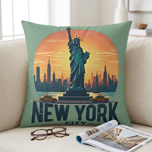 Retro-Silhouette von New York City mit der Freihei Kissen