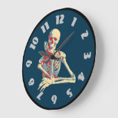 Retro Skeleton, der sein Kinn auf der Hand hält Große Wanduhr (Winkel)