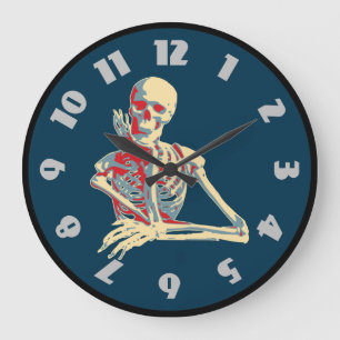 Retro Skeleton, der sein Kinn auf der Hand hält Große Wanduhr