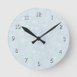 Retro-Skizze gefrorener Schneeflocken auf Eisblau Runde Wanduhr