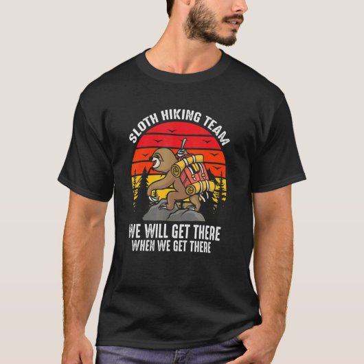 Retro Sloth Hiking Team We'll Get There When We Ge T-Shirt (Vorderseite)