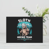 Retro Sloth Wanderteam Vintages Geschenk Einladung (Stehend Vorderseite)