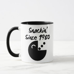 Retro Snack Attack: Snackin" Seit 1980 Pixel Art Tasse