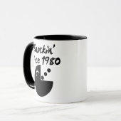 Retro Snack Attack: Snackin" Seit 1980 Pixel Art Tasse (Vorderseite Links)