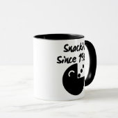 Retro Snack Attack: Snackin" Seit 1980 Pixel Art Tasse (VorderseiteRechts)