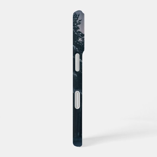 Retro Snowfall in Pine Woods iPhone 16 Hülle (Rechte Seite)