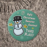 Retro Snowman Ugly Christmas Sweater Wettbewerb 3 Button<br><div class="desc">Diese niedlichen Retro-Schneeballknöpfe machen den Gewinner Ihres Ugly Christmas Sweater Contests zum perfekten Preis! Dazu gehören ein lächelnder, Vintag aussehender Schneemann mit modernen Ikonen aus der Mitte des Jahrhunderts und die Worte "Ugly Christmas Sweater Contest / Third Place!" Sie können auch das einfache Textfeld verwenden, um die Wörter oder das...</div>