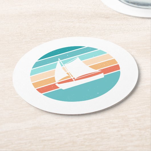 Retro Sonnenuntergang gestörter Effekt + Segelboot Runder Pappuntersetzer (Angewinkelt)