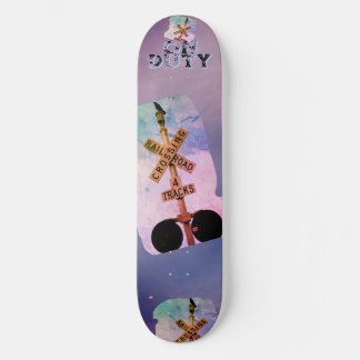 Retro-Sonnenuntergang Krähe auf Dienstreise Skateboard