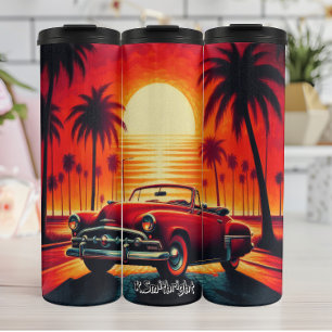 Retro-Sonnenuntergang mit klassischem Konvertibel Thermosbecher