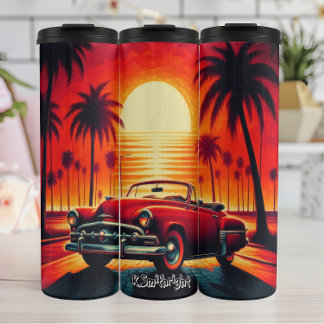 Retro-Sonnenuntergang mit klassischem Konvertibel Thermosbecher