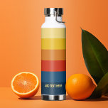 Retro-Sonnenuntergangsstreifen mit einfachem Sans  Trinkflasche<br><div class="desc">Rugby Stripes - Ein gepflegtes Muster mit fetten Streifen und einem Namen. Wenn Ihre Kunst noch angepasst werden muss,  klicken Sie auf die Schaltfläche Diese anpassen. Das bringt Sie zu einem Designbereich,  wo Sie Dinge bewegen und sogar Farben ändern können!</div>