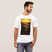 Retro Space Poster-Saturns Größter Mond, Titan. T-Shirt (Vorne ganz)