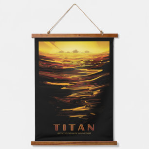 Retro Space Poster-Saturns Größter Mond, Titan. Wandteppich Mit Holzrahmen