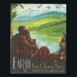 Retro Space Travel Poster-an-Earth Science Mission Puzzle<br><div class="desc">Warm,  nass und mit einer Atmosphäre,  die genau richtig ist,  ist die Erde der einzige Ort,  den wir mit Leben kennen,  und vieles davon. Erdwissenschaftliche Missionen überwachen unseren Zuhause-Planeten und wie er sich verändert,  sodass er weiterhin einen sicheren Hafen bieten kann,  während wir tiefer in den Kosmos gelangen.</div>