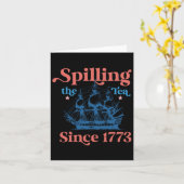 Retro Spilling the Tea seit 1773 4. Juli Teil Karte (Gelbe Blume)