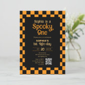 Retro Spooky One Checkered Orange 1st Birthday Einladung (Stehend Vorderseite)