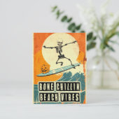 Retro Spooky Summer Goth Skeleton Surfen Postkarte (Stehend Vorderseite)