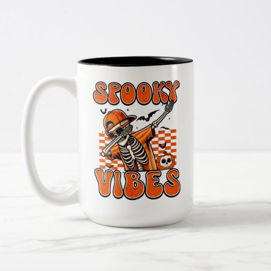 Retro Spooky Vibes Dabbing Skeleton Halloween Zweifarbige Tasse (Links)