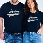 Retro-Sportlogo für coole benutzerdefinierte Teamn T-Shirt<br><div class="desc">Feiern Sie Ihre Familie mit diesem coolen Shirt mit einem Retrosport-Logo wie "Team" mit einem Swoosh-Schwanz. Personalisieren Sie, indem Sie Ihren Namen und festes Jahr. Ideal für Wiedersehen, Ausflüge, Familiensportveranstaltungen oder einfach nur um Ihnen zu zeigen, dass Sie stolz auf Ihr "Team" sind. Klicken Sie auf das unten stehende Logo...</div>