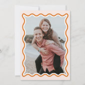 Retro Squiggle Wavy Terracotta Foto Wedding Einladung (Rückseite)