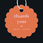 Retro Squiggle Wedding Monogram Classic Round Stic Geschenkanhänger<br><div class="desc">Ein lustiges und farbenfrohes Retro-inspiriertes Design auf einer Gastgeschenk Hochzeit-Markierung,  die erstellt wurde,  um mit der Daisy-Kollektion von Origami Prints zu koordinieren.</div>