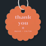 Retro Squiggle Wedding Monogram Classic Round Stic Geschenkanhänger<br><div class="desc">Ein lustiges und farbenfrohes Retro-inspiriertes Design auf einer Gastgeschenk Hochzeit-Markierung,  die erstellt wurde,  um mit der Daisy-Kollektion von Origami Prints zu koordinieren.</div>