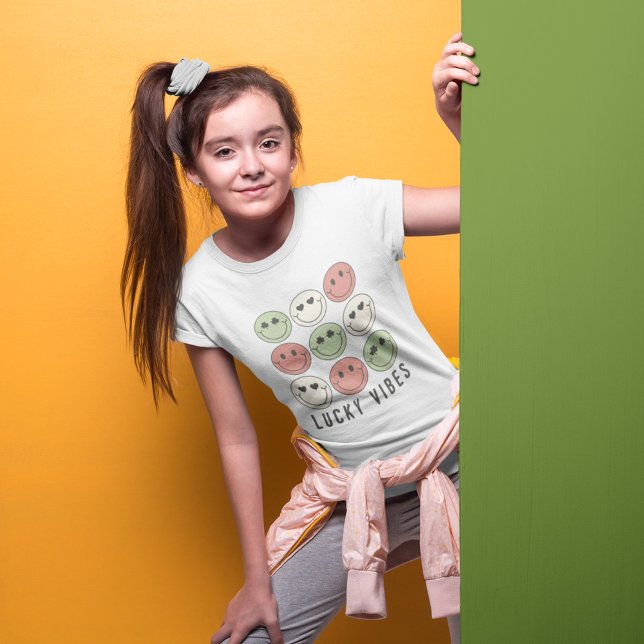 Retro St Patrick's Lucky Vibe T - Shirt (Von Creator hochgeladen)